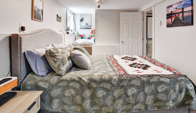 Cozy 1-BR suite with ocean views, full kitchen, projector, and garden