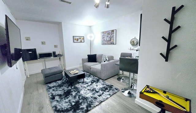 COZY 1Br Basement Suite Perfect for Couple!Free Sparkling Wine! Private Parking.