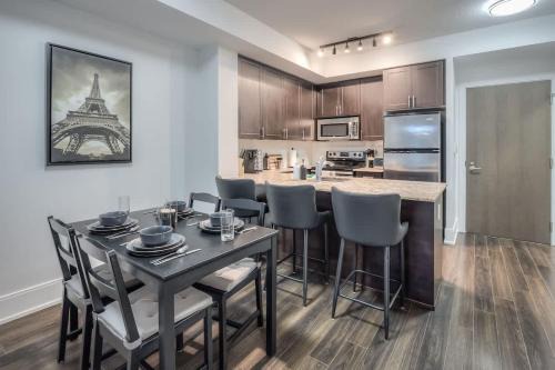 Cozy 1BR Downtown Stay with Balcony Views