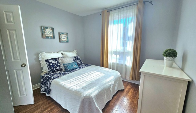 Cozy 1st floor Apartment near Dufferin Subway Station