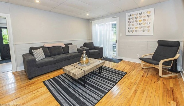 Cozy 2 bedroom close to the beach.