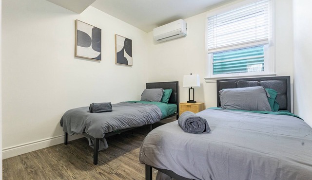 Cozy 2-bedroom house in beautiful London with,close to WU and DT in a quiet pl