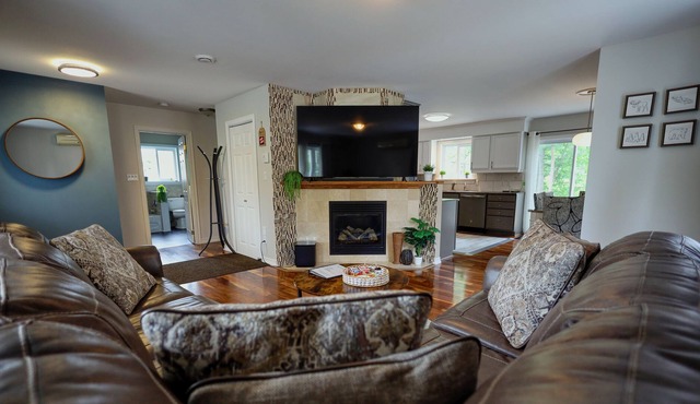 Cozy 2 bedroom Rancher near Marina w/ HOT TUB!