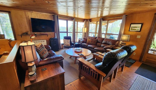 Cozy 2 bedroom traditional cottage sleeps 6, plus optional king suite loft