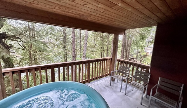 Cozy 2 Bedroom Waterfront Cottage with Hot Tub!