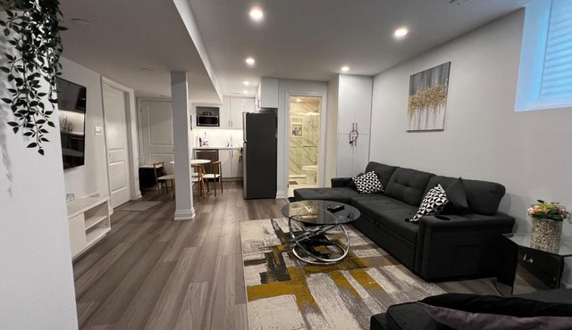 Cozy 2 Bedrooms Modern Basement Suite with Private entrance, Kitchen and parking
