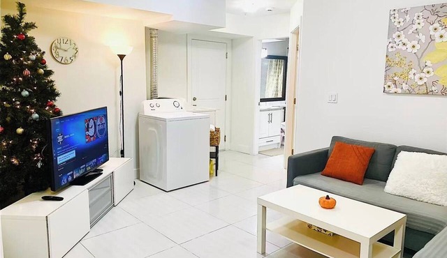 Cozy 2BR Retreat Near Parks & Cloverdale
