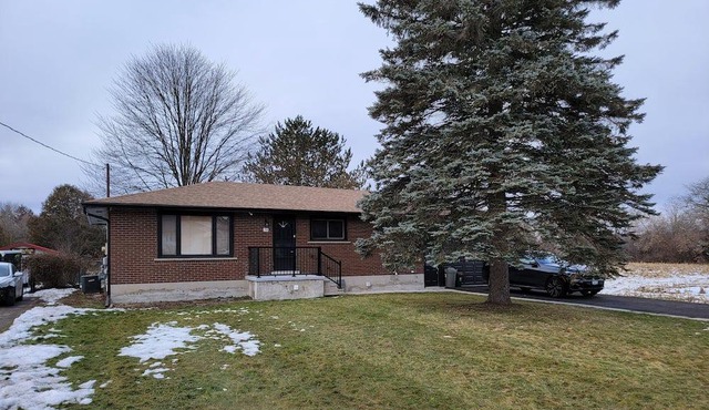 Cozy 3 Bed, 2 Bath, Pet-friendly Full house in Kitchener with all amenities.