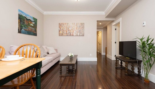 Cozy 3 Bedrooms Suite –Near Airport & shops
