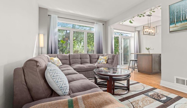 Cozy 4 BDR/5 beds with a Hot tub - Britannia Stay