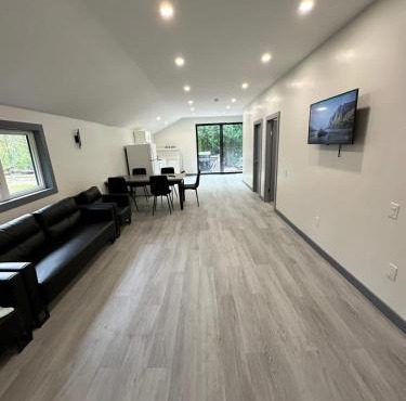 Cozy 4-Bedroom Cottage #1 in Innisfil