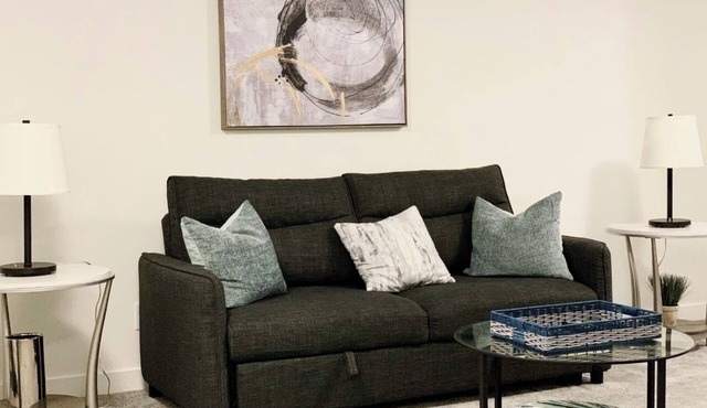 Cozy and Homey 1 Bedroom Basement Suite | 12 Mins to Airport