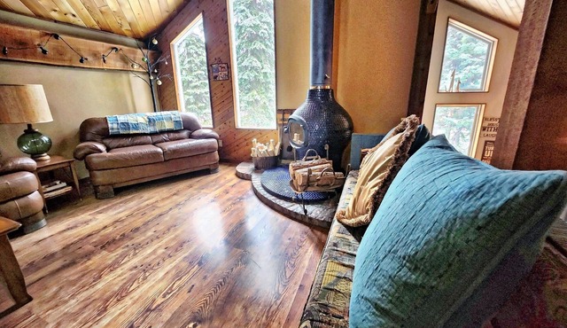 Cozy APEX Cabin 4 bedrooms- 8 beds - 5 min walk to village. 35 min to Penticton