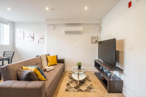 Cozy Basement Stay Near High Park & Subway - Westend Suites