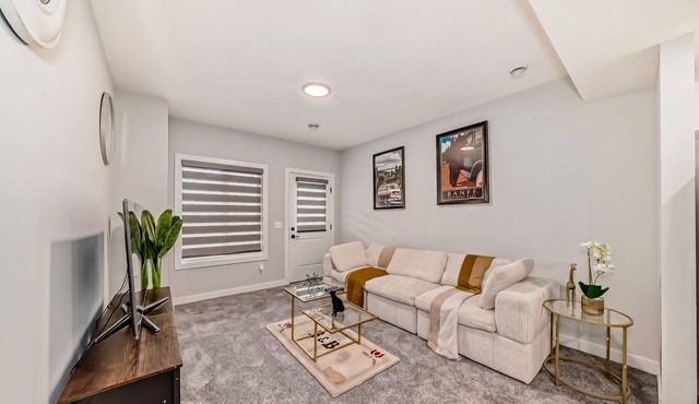 Cozy Basement Suite, tastefully furnished