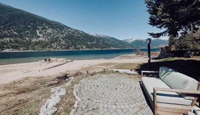 Cozy Beachfront Retreat on Kootenay Lake