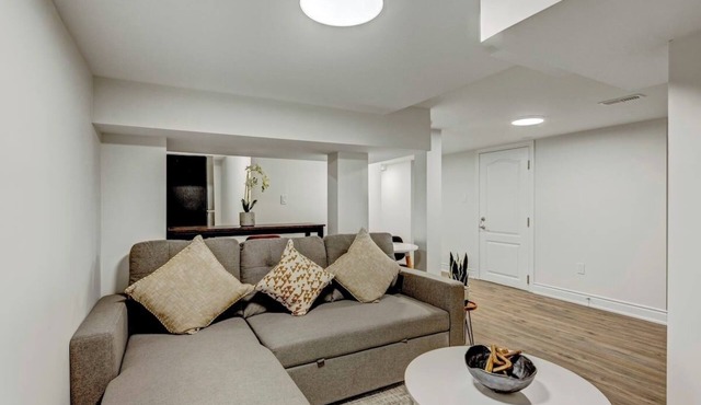 Cozy & beautiful apartment in peaceful Mississauga w/kitchenette, WiFi, AC & TV.