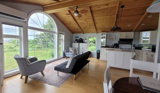 Cozy beautiful space in a great location. Close to beautiful beaches and sunsets