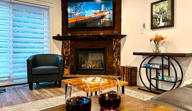 Cozy Blue Mountain Escape Perfect for Relaxation & Adventure