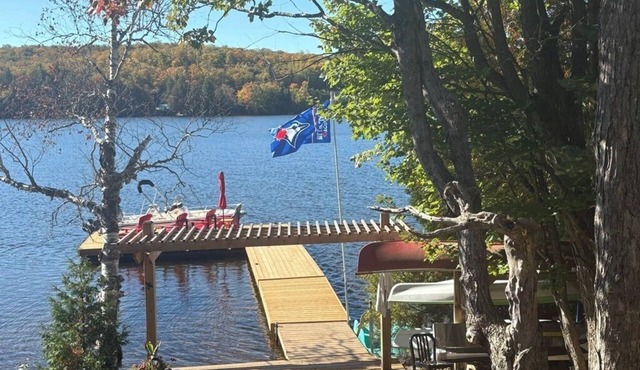 Cozy “Book Barn” Boutique Cottage on Sought after Bay Lake with Sauna.