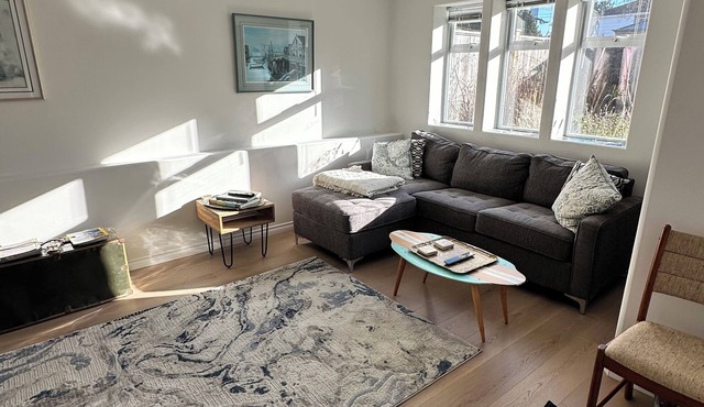 Cozy Bright 2 BR White Rock ground level basement suite near the beach.