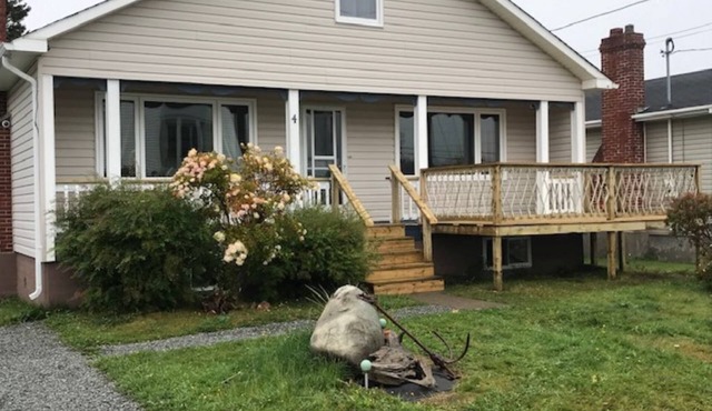 Cozy bungalow in downtown Lewisporte, watch the boats come from the front deck.