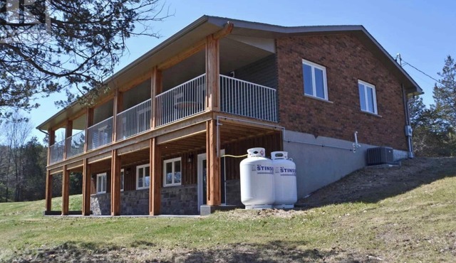 Cozy Bungalow Nestled atop North Shore Hay Bay, Napanee