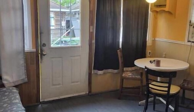 Cozy Cabin #6, one block to beach