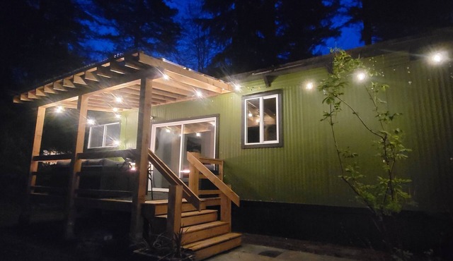 Cozy Cabin | Fire Table, Spa Tub, Near Squamish