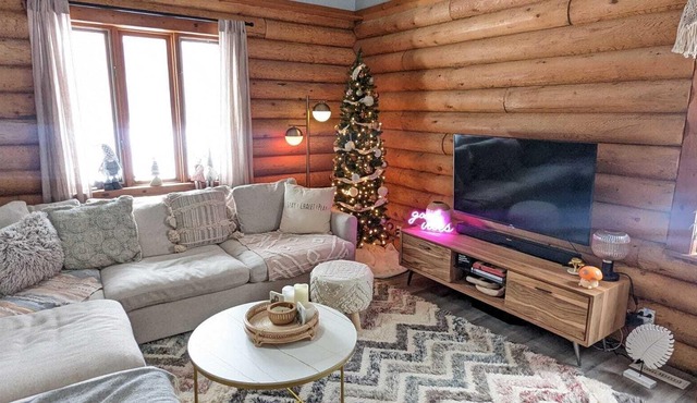 Cozy Cabin Inn w/Private Hot Tub, Fire Pit + close to Golf, Trails, Waterfalls