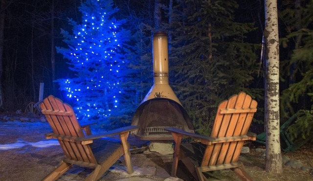 Cozy cabins that sleep 6 w/hot tub close to Castle Mountain!