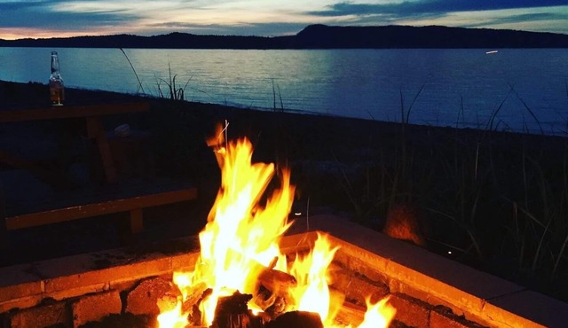 Cozy Canadian cabin overlooking the ocean! 1 min to the beach