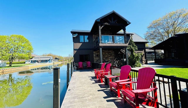 Cozy Canal Retreat. Sleeps 12!