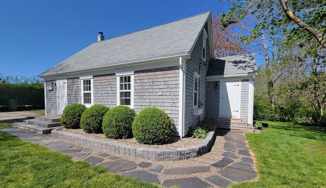 Cozy Cape Located In The Beautiful Seaside Town of Mahone Bay