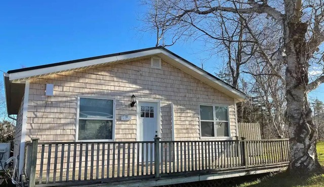 Cozy Cavendish cottage Silver Leaf (#10) with private hot tub!