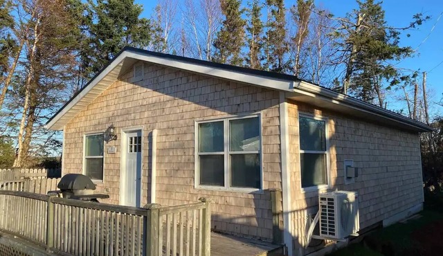 Cozy Cavendish cottage Manitou (#9) with private hot tub!