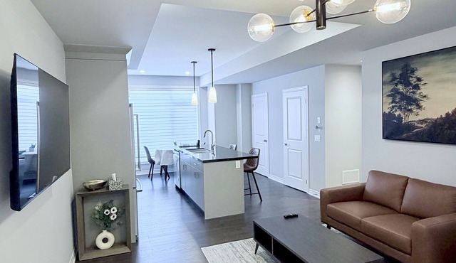 Cozy & Central Apartment in Oakville w/Parking & Full Kitchen. Family-friendly