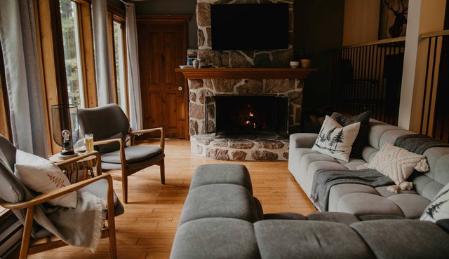 Cozy Chalet lake, hot tub and Stunning Views