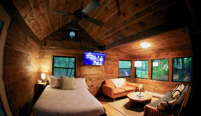 Cozy Clappison Cabin - 8 acres of private forest!🌳 in Burlington