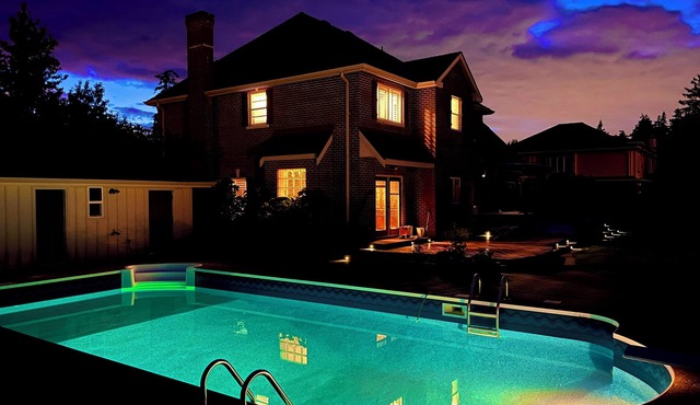 Cozy Coastal Retreat with Private Pool -5 min to the beach White Rock