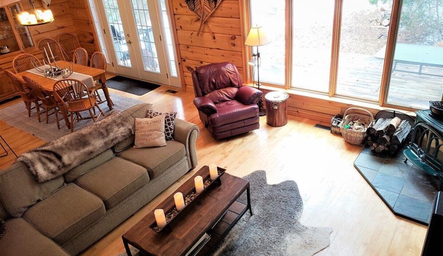 Cozy Confederation Log Home. Georgian Bay Living! Close to everything!