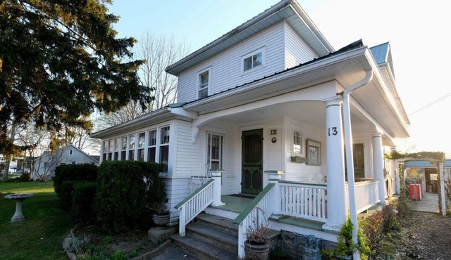 Cozy Corner Retreat - Pool, Sunroom, 0.7 Acres, 5 Minutes to the Beach