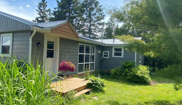 Cozy Cottage by Lake Ontario