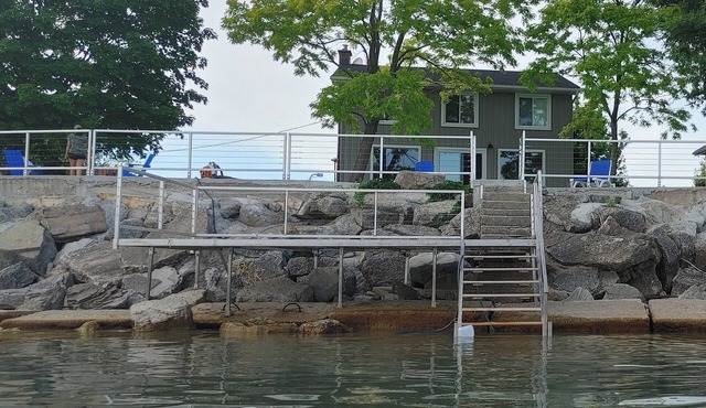 COZY COTTAGE ON THE LAKE