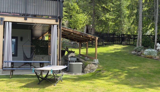 Cozy Country Retreat at the Baker Ranch. Pet friendly with a pet fee. Lake view.