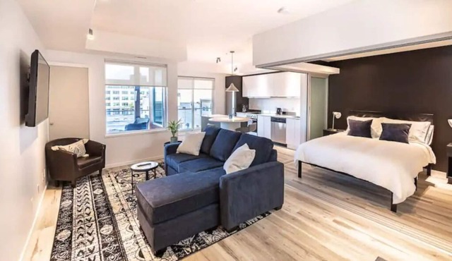 Cozy DT Condo Steps to the Beach!
