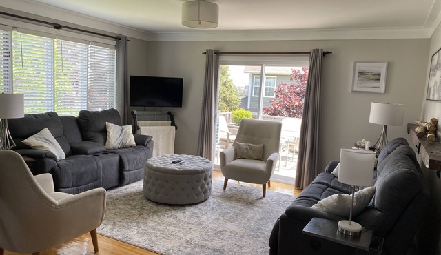 Cozy family home. Min to downtown, beaches, golf, and trails!