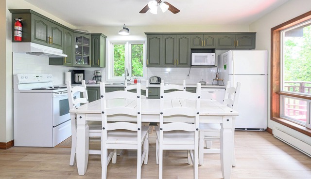 Cozy Family-Sized Cottage in Kearney - Hot Tub & Sauna 3 Min walk to Perry Lake