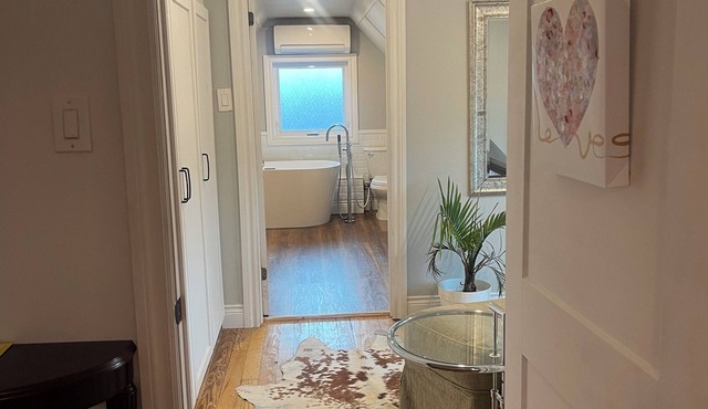 Cozy Home Away from Home, Toronto - Leslieville