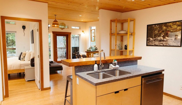 Cozy home in Tofino w/hottub